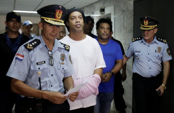 Le 6 mars 2020, Ronaldinho est arrêté pour détention et usage de faux passeport. Dans quel pays est-il emprisonné ?