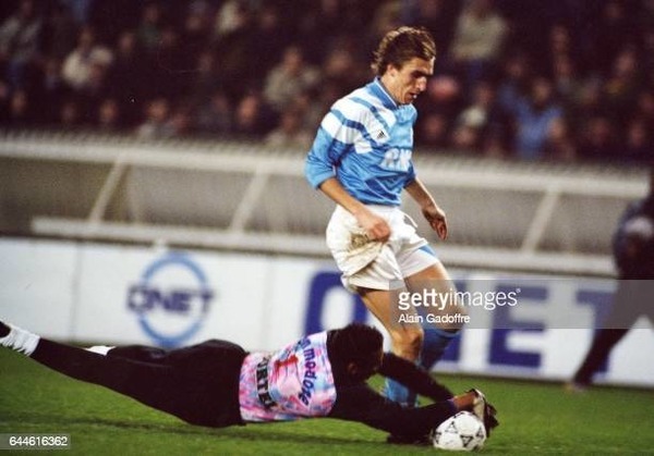 Lors de la victoire marseillaise 1-0 en terres parisiennes le 18 décembre 1992, de quelle manière Boksic inscrit-il le seul but du match ?