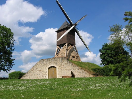 Comment s’appelle le moulin à vent typique de l’Anjou ?