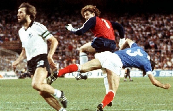 Quel joueur français avait été victime de cette sortie de Schumacher lors du célèbre RFA-France du Mondial 82 ?