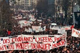 A la suite de quel événement le gouvernement Chirac a-t-il retiré le projet de loi Devaquet pendant les grèves étudiantes de 1986 ?