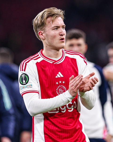 Qui est ce jeune hollandais de l'Ajax qui a débuté sa carrière à 18 ans ?