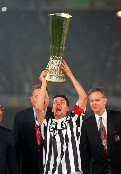 Quelle équipe la Juventus de Roberto Baggio a-t-elle battu lors de la double finale de la Coupe UEFA en 1993 ?