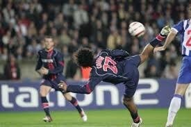 Contre quelle équipe Charles-Edouard Coridon a-t-il inscrit un but improbable en Champions League en 2004 ?