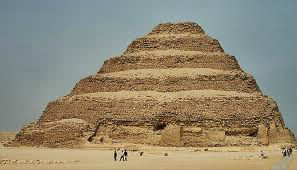Comment se nomment des pyramides comme celle de Saqqarah ?