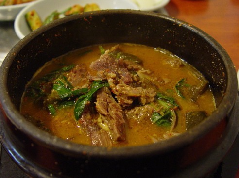 Bosintang : C'est une soupe à base de viande de chien et de légumes qu'on déguste en été car la viande de chien aiderait à combattre la chaleur.