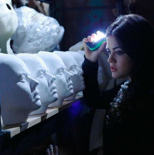 Que trouve-t-elle Aria dans la boutique de masque (où Alison y allait toujours elle et Mellisa ) ?