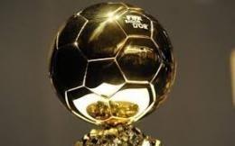 Avec Figo et Cristiano Ronaldo quel est le troisième footballeur portugais à avoir gagné le ballon d'or France Football ?
