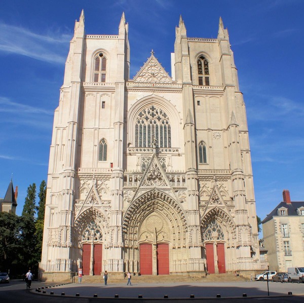 Dans quelle ville de Bretagne peut-on admirer la cathédrale Saint-Pierre-et-Saint-Paul ?