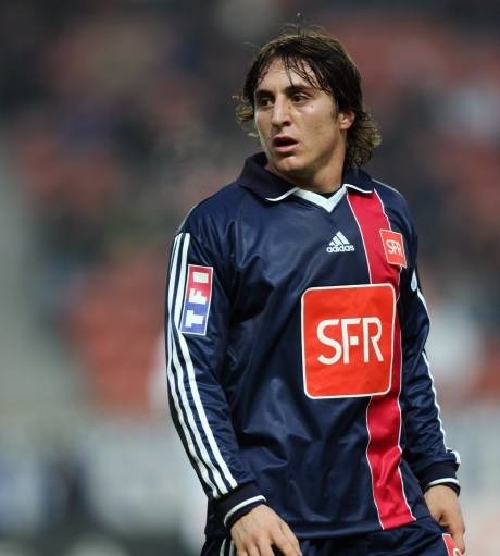 Il a évolué au PSG pendant deux saisons au milieu des années 2000. C'est ?