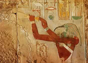 1-No Egito na época faraônica, as mulheres mandavam piçar as orelhas para o que?