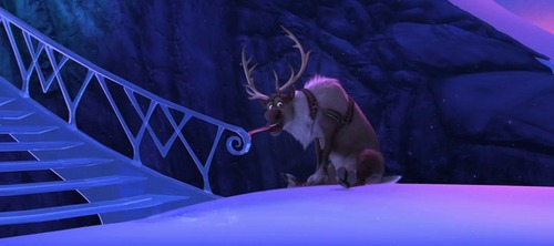 Dans La Reine des Neiges quel autre couple Disney voit-on à l'ouverture des portes du château ?