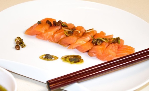 Quel mets japonais est composé de tranches de poisson frais consommé cru ?