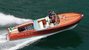 Loisirs - Quelle entreprise italienne est connue pour ses luxueux bateaux en acajou vernis ?