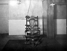 J'ai su que ce fut un dentiste états-unien qui a inventé à la fin des années 1880 la chaise électrique pour remplacer la pendaison, considérée comme moyen trop cruelle pour la peine de mort.