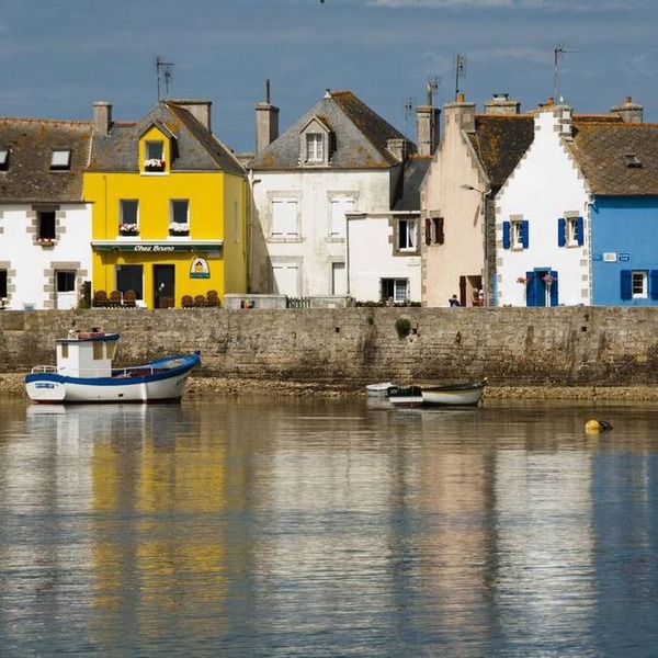 Quelle île se trouve au large de la pointe du Raz, dans le Finistère ?