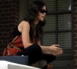 Dans l'épisode 2 de la saison 3, Jenna demande à Aria...