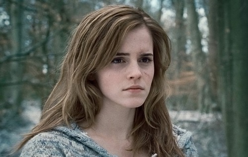 Que fait Hermione à Harry dans Harry Potter et la coupe de feu ?