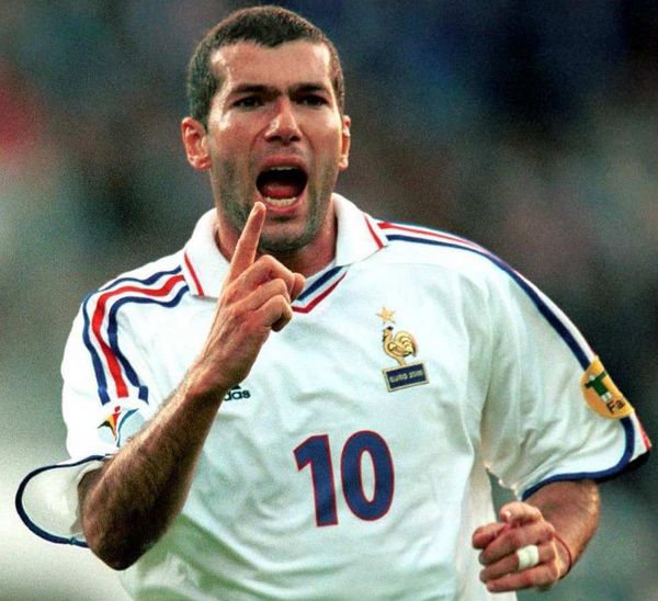 Lors du quart de finale France-Espagne, de quelle manière Zinédine Zidane a-t-il ouvert le score ?