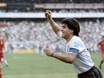 Diego Maradona intenable inscrira même un doublé et qualifie l'Argentine pour sa .......