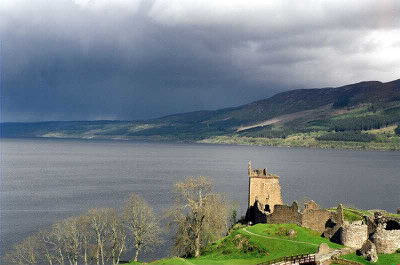 Comment surnomme-t-on le monstre du Loch Ness ?