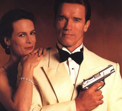 Quel est le titre de la comédie d'espionnage de James Cameron avec Arnold Schwarzenegger qui est le remake du film français "La totale" ?