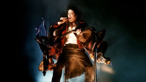 Com quantos anos Michael Jackson começou a cantar e dançar ?