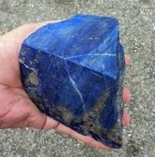 Le lapis-lazuli est une roche utilisée en bijouterie, mais aussi en pigment pour la peinture sous le nom de :