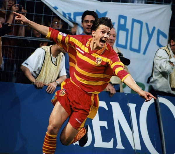 Marque automobile Sud-coréenne, j'accompagne le titre du RC Lens en 1998 :