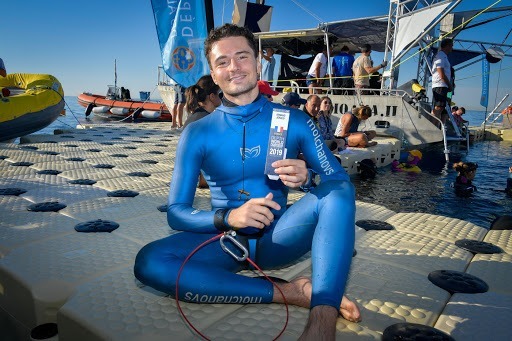 Le Français Arnaud Jerald a battu le record du monde d’apnée, en plongeant à :