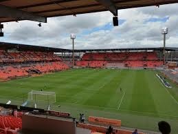 Quel est le nom du stade où évolue l'équipe du FC Lorient ?