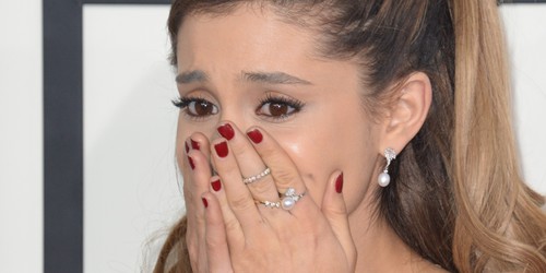 Por qual motivo Ariana chorou no red carpet do Grammy 2014 ?