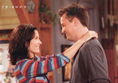 Qui est le premier au courant de l'histoire entre Monica et Chandler ?