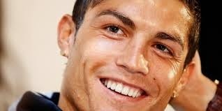 De quelle couleur sont les yeux de Ronaldo ?