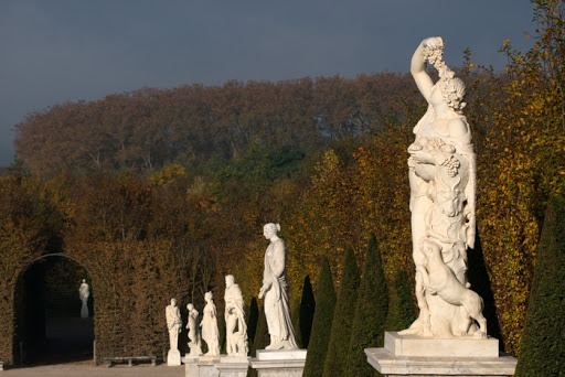 Au total, combien de statues ornent le jardin du château de Versailles ?