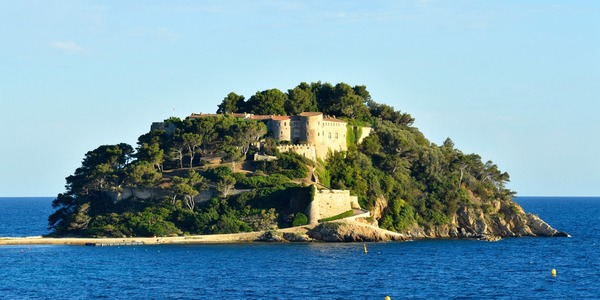 Sur quelle commune du Var est situé le fort de Brégançon, lieu de villégiature des présidents de la République française ?