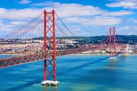 Quel pont ressemble au célèbre Golden Gate Bridge de San Francisco ?