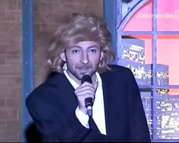 Dans une série de sketchs de Kad et Olivier, quel était le prénom de chanteur utilisé pour diverses parodies ?