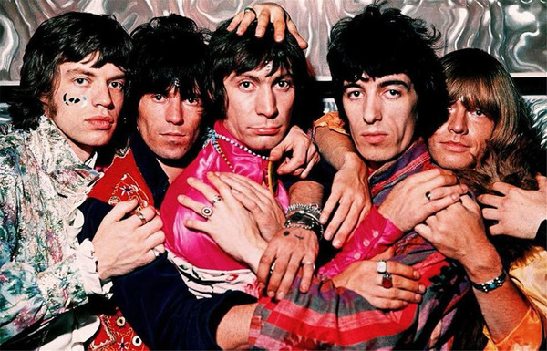 Dans la nuit du 2 au 3 juillet, quel membre des Rolling Stones perd la vie dans sa piscine ?