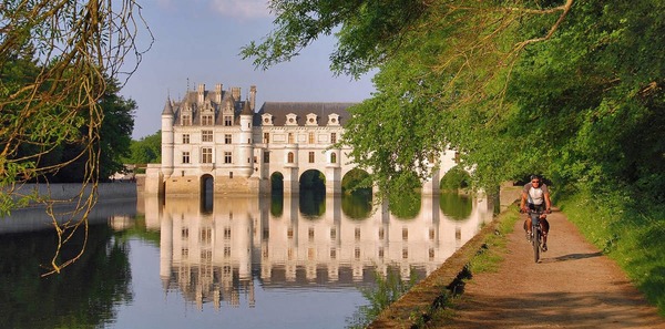 Combien de kilomètres peut-on parcourir le long de la Loire avec la "Loire à vélo" ?