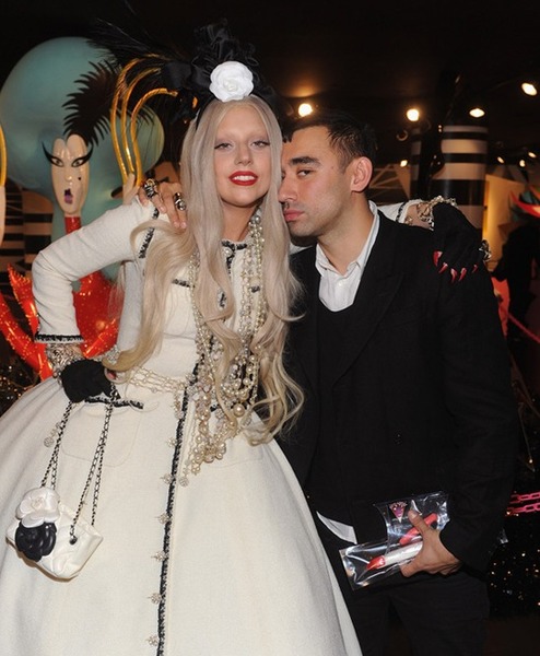 Quel styliste a décidé en 2013 de ne plus se charger des tenues de Lady Gaga ?