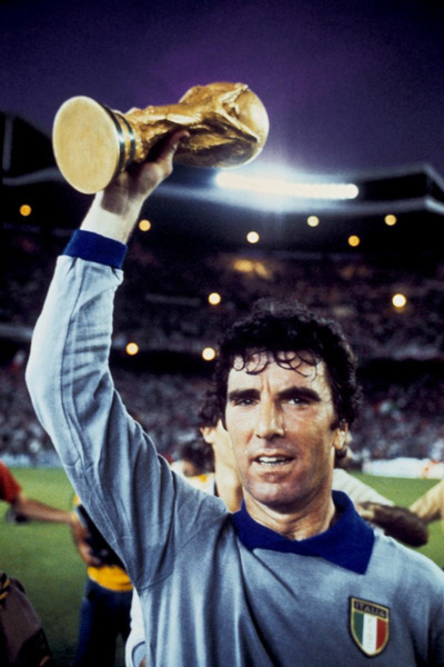Quand il remporte le Mondial 82 et la 3ème étoile italienne, quel âge Dino Zoff a-t-il ?