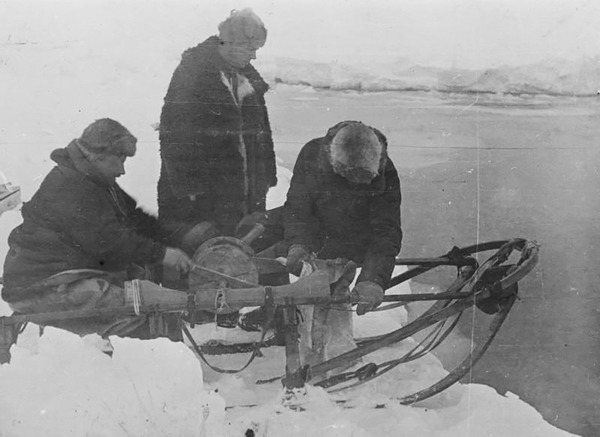 En 1937, qui pose pour la première fois le pied au pôle Nord après l'avoir atteint en avion ?