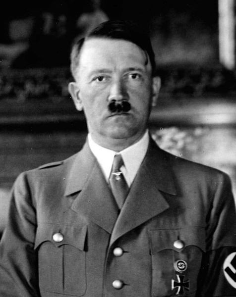 En avril 1940, quels sont les deux pays envahis par l'armée d'Adolf Hitler ?