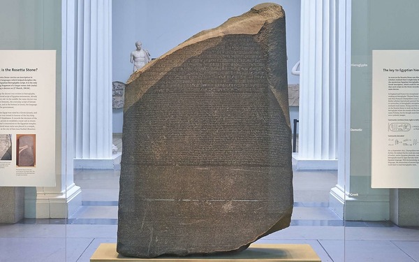 Dans quel musée est conservée la pierre de Rosette désormais liée aux hiéroglyphes ?