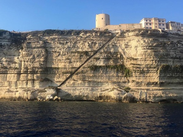 Où dois-je me rendre pour visiter le célèbre Escalier du roi d'Aragon ?
