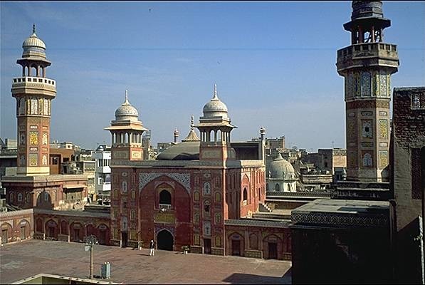 Dans quel pays de se trouve la ville de Lahore ?