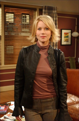 Dans lequel de ces épisodes, Christina Appelgate qui incarnait le rôle d’Amy la sœur de Rachel n’a pas joué ?