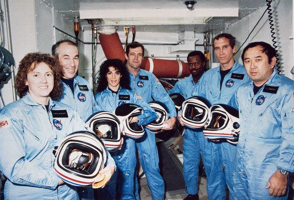Le 28 janvier, quelle navette spatiale se désintègre entraînant la mort de tous ses passagers ?