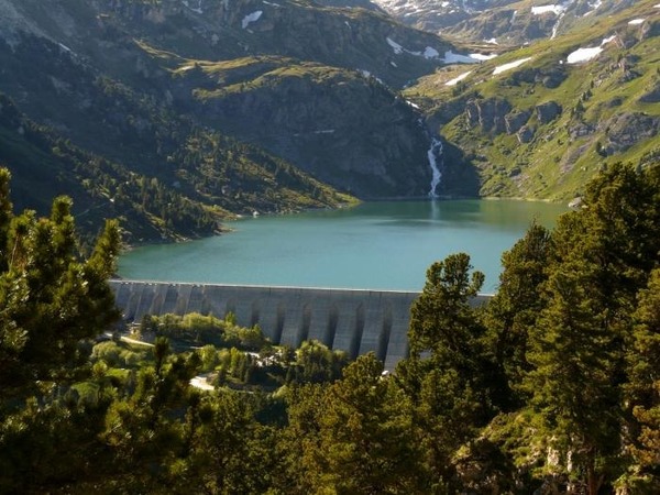 Quel film de 1956, met en scène Gérard Philippe en ingénieur chargé de construire le barrage du Plan d’Amont, dans les Alpes ?